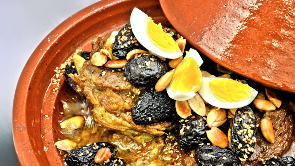 Tajine d'agneau marocain traditionnel aux pruneaux